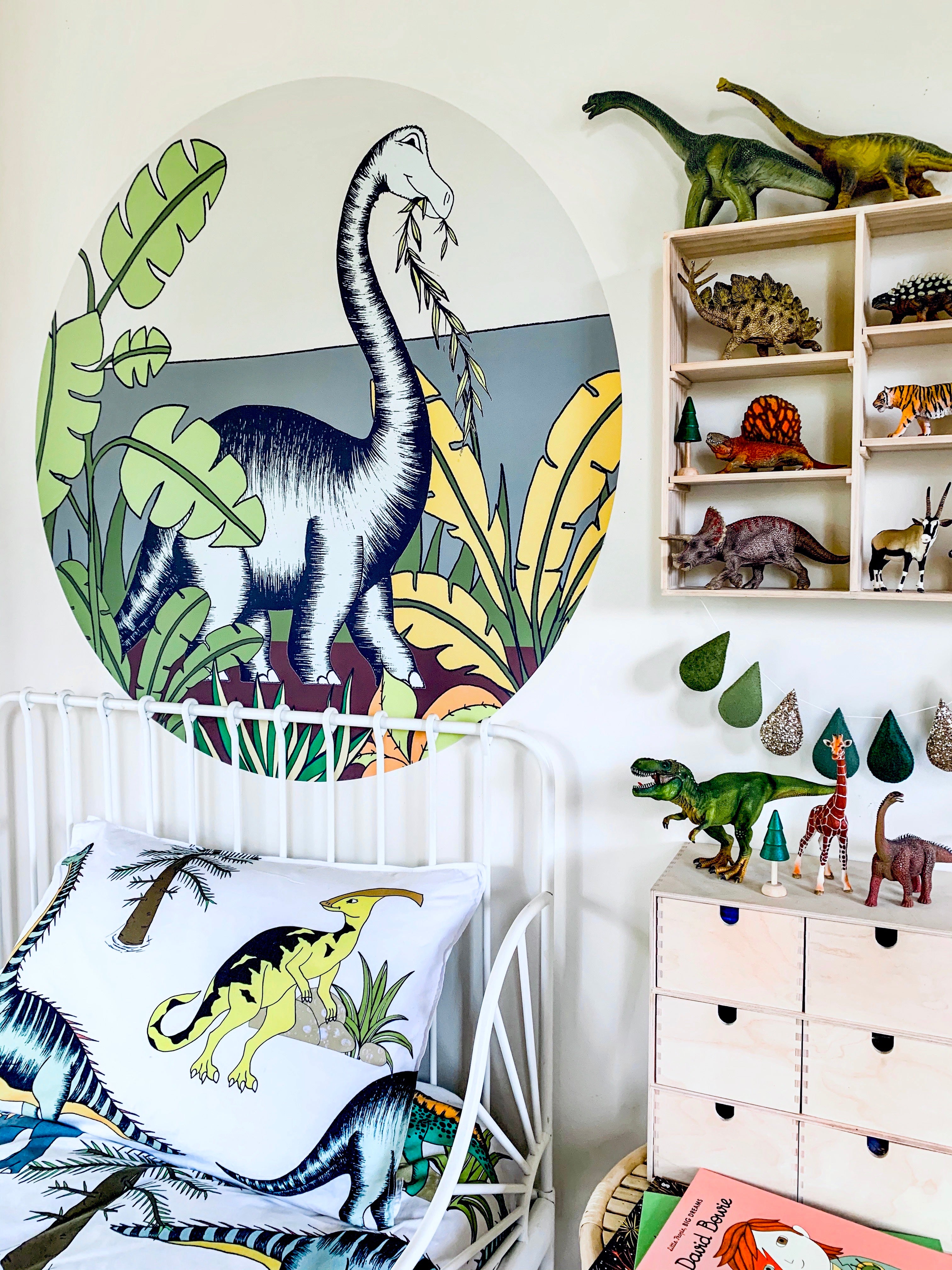 Decal Rounds - IN THE JUNGLE BRONTOSAURUS